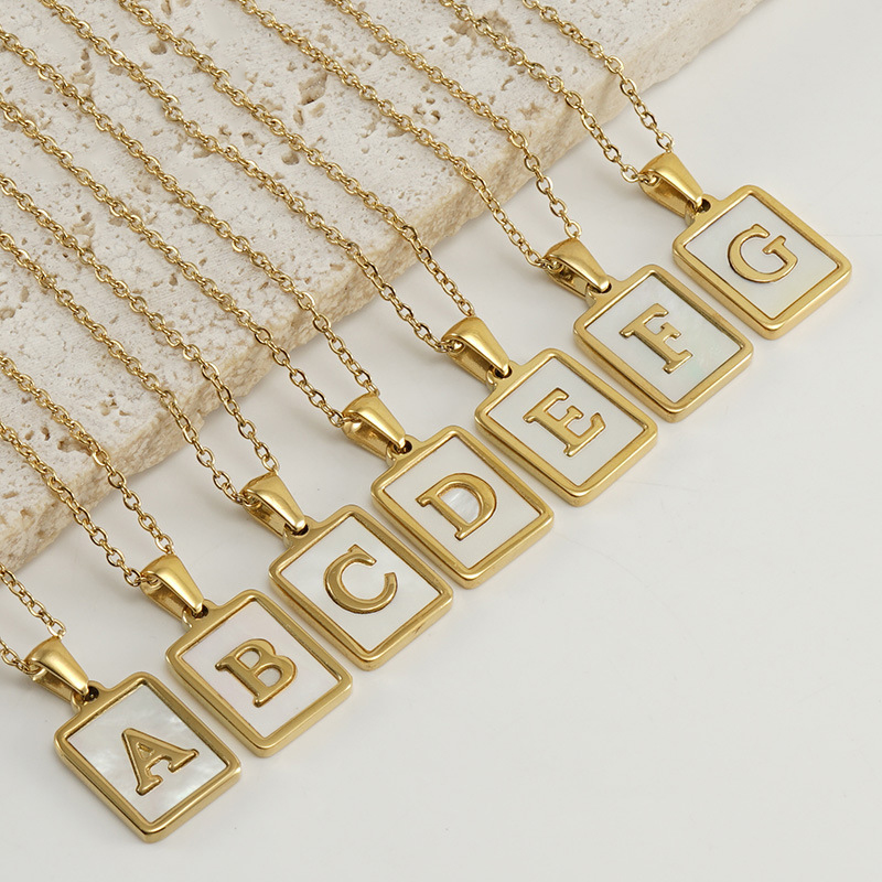 Letter P Nacar Necklace - Imagen 4